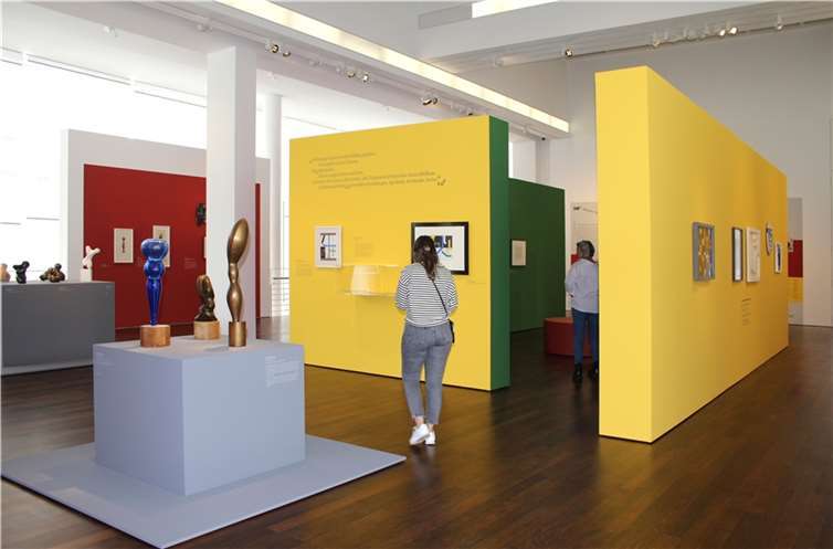 Durchgreifendes Farbkonzept: In Blau, Gelb, Grün und Rot sind Werk- und Lebensphasen Arps und Taeuber-Arps unterteilt.  Foto: HG