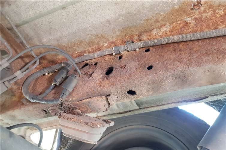 Durchrostungen am  Rahmen des Fahrzeugs.