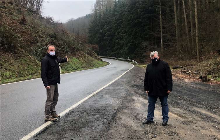 Durchschnittlich 2,4 Mio. Euro wendet der Landkreis Neuwied jährlich für Straßenbaumaßnahmen auf. Bei einem Ortstermin stimmt der 1. Kreisbeigeordnete Michael Mahlert (rechts) mit Michael Quirin, Straßenmeisterei Neuwied, den Maßnahmenumfang auf der K 90 (freie Strecke Waldbreitbach-Wüscheid) ab.Quelle: Kreisverwaltung