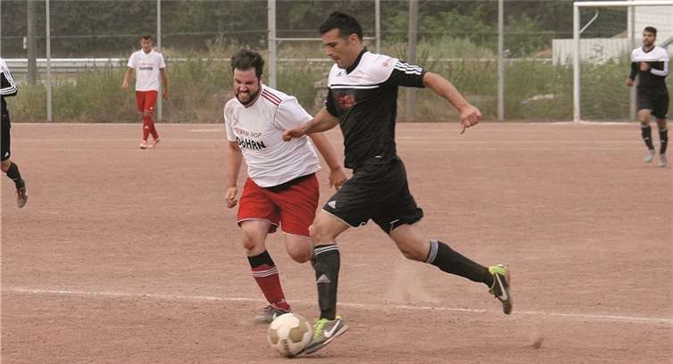 Durchsetzen konnte sich Türkgücü Bendorf (schwarzes Trikot) bei seinem Saisonstart in Kettig. TH