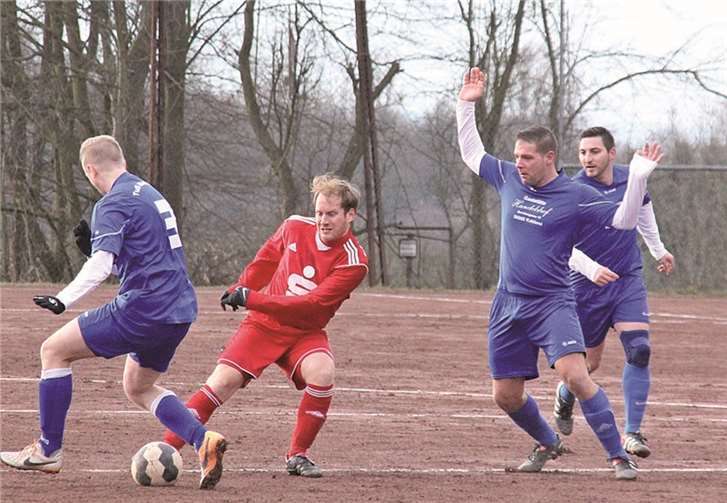 Durchsetzen konnte sich der TuS Immendorf (in rot) bei seinem Kreispokalviertelfinale in Niederberg. Am Ende sprang ein souveränes 4:0 beim B-Ligisten heraus. -TH-