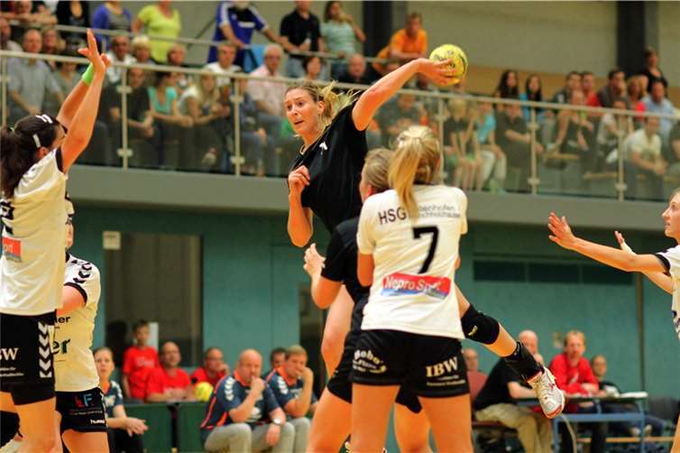 Durchsetzungsvermögen: Hildur Thorgeirsdottir beim Wurf aus dem Rückraum. Fotos: René Weiss