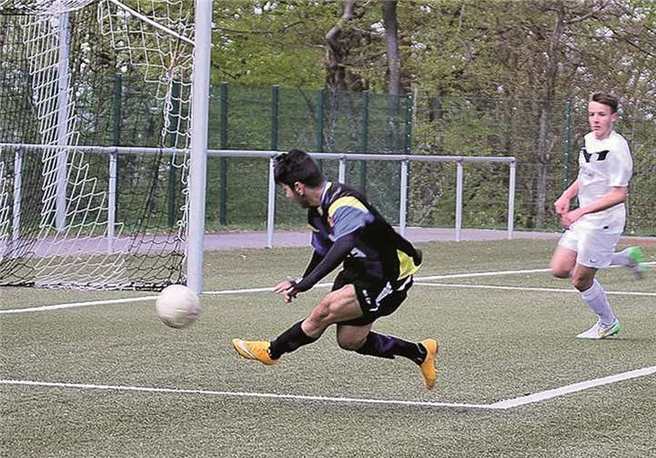 Durchsetzungsvermögen bewies die U17 gegen Phönix Schifferstadt und siegte am Ende mit 3:2. Hier markiert Berkan Yavuz den Ausgleichstreffer zum 1:1 für die Schängel. -TH-