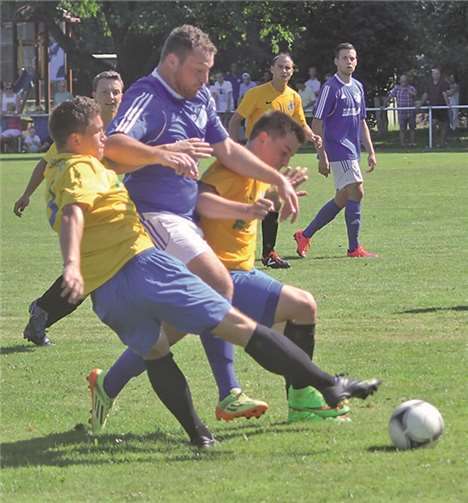 Durchsetzungsvermögen brauchte der SV Niederwerth (in Blau) beim Derby gegen den SV Weitersburg. Am Ende siegte der SVN mit 2:1. TH