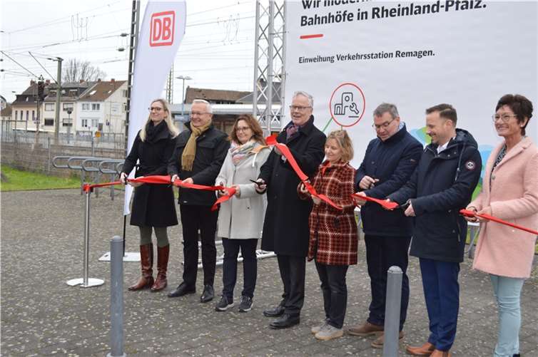 Durchtrennen das Band (v.l.) Britta Remahne, Achim Hallerbach, Mechthild Heil, Klaus Vornhusen, Katrin Eder, Horst Gies, Björn Ingendahl und Petra Schneider.  Foto: AB
