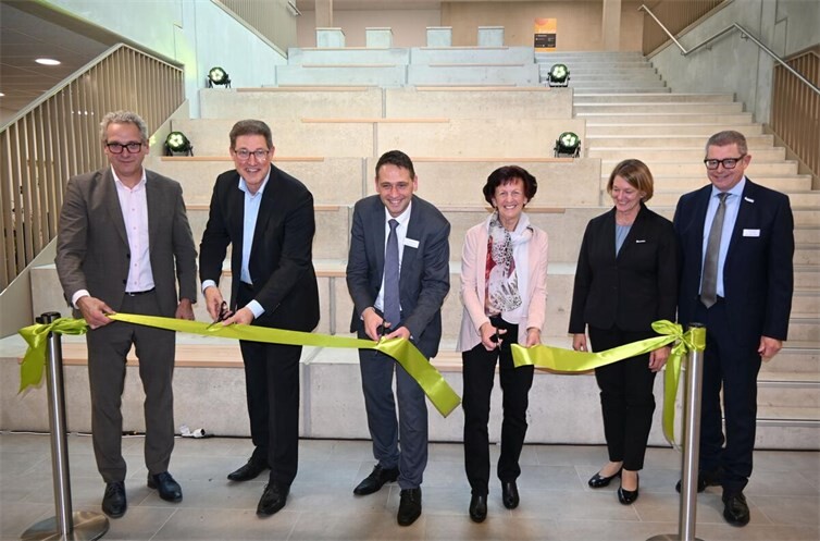 Durchtrennen gemeinsam das Eröffnungsband im Konrad-Adenauer-Gymnasium, von links: Bert Sluyter, Dirk Bahrouz, Bürgermeister Sven Schnieber, Notburga Kunert sowie die Technische Beigeordnete Bianca Lorenz und der Erste Beigeordnete Hans Dieter Wirtz. Fotos: Stadt Meckenheim