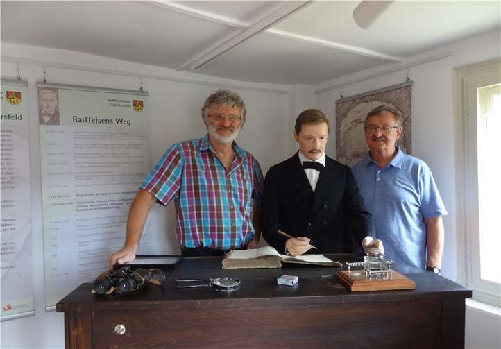 Durften Friedrich Wilhelm Raiffeisen über die Schulter schauen: Josef Zolk (r.) und Uli Schmidt.