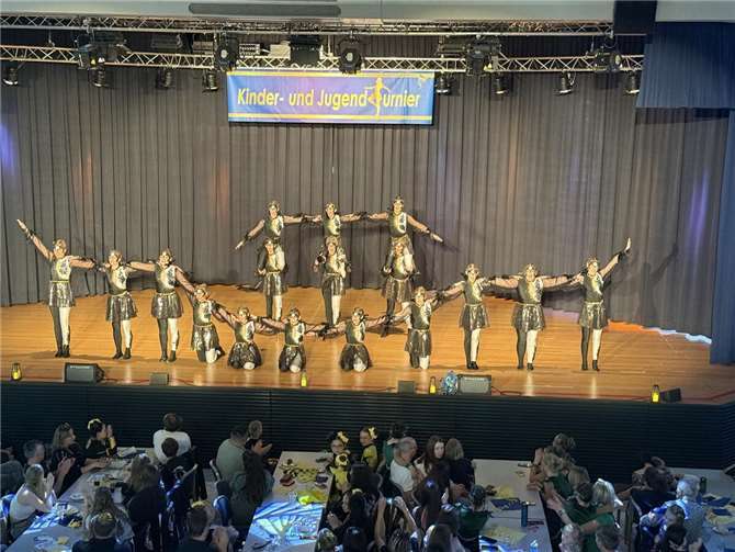 Durften den Sonntag beenden: die Gruppe Euphorie der Karnevalsfreunde Blau-Gold Ransbach-Baumbach.  Foto: Lukas Eckenberger