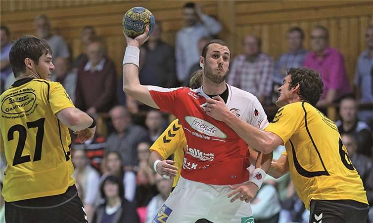 Dustin Keip von Gegnern umzingelt. Roger Dreidoppel