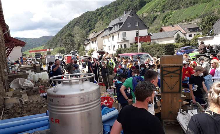Dutzende Helfer, insbesondere Jugendliche, sind nach Dernau gekommen. Fotos: WITE