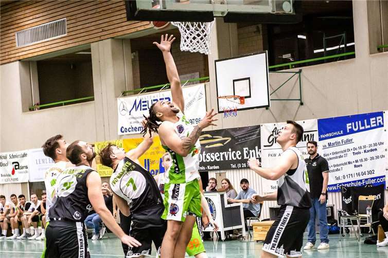 Dylan West vom TuS Treis-Karden (Mitte, in grün-weiß) war mit 24 Punkten Top-Scorer beim Sieg in Heidesheim.  Foto: Lisa Ferrlein