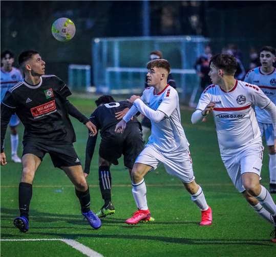 Dynamik, Spannung und Zweikämpfe machten den Reiz des B-Junioren-Derbys aus. Foto: Tobias Jenatschek / picsahr.de