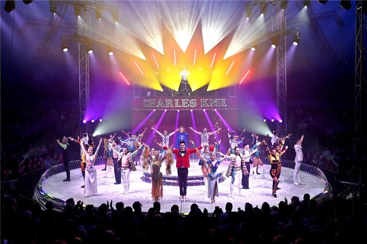 Dynamische Show auf der 100.000-Liter-Wasser-Bühne.  Foto: Zirkus Charles Knie