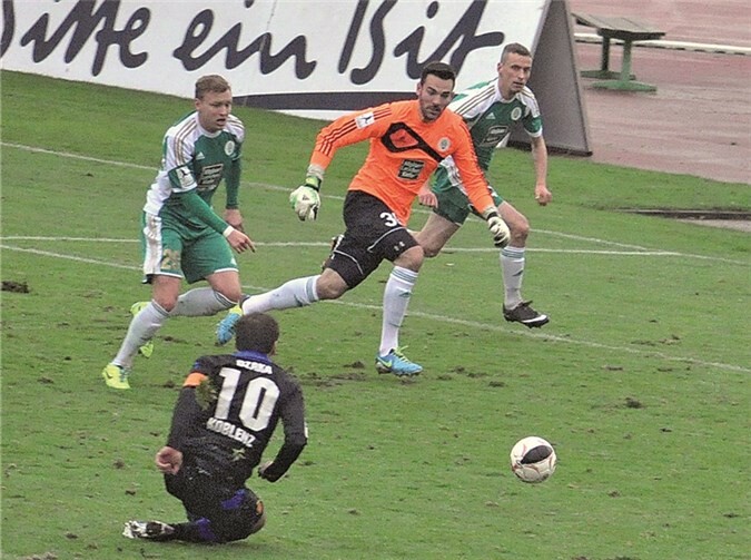 Dzaka befördert den Ball ins leere Tor. Keeper und Abwehrspieler können den Siegtreffer nicht mehr verhindern. UKO