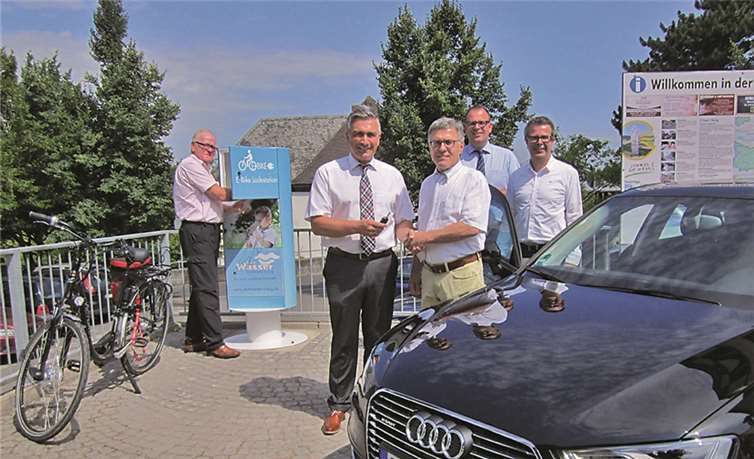 E-Bike Ladestation und das neue Fahrzeug auf dem Kirchplatz.privat