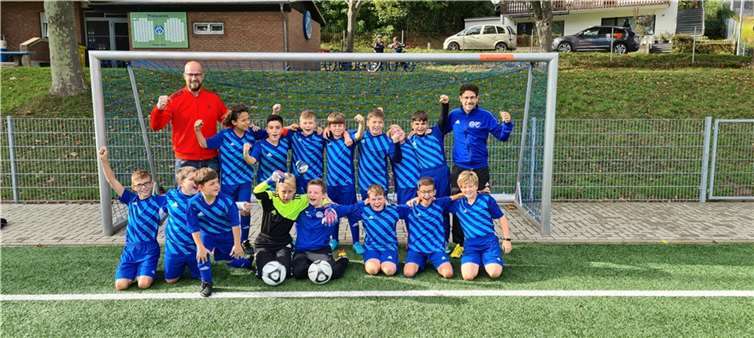 E I und E III Junioren mit ihren Trainern Wolfgang Staus und Michael Saager.  Foto: SG Westum-Löhndorf