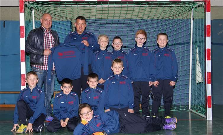 E-Jugend 1 der JSG Hocheifel (hintere Reihe v.li.): Sponsor Uli Hammes, Trainer Guido Schmitten, Cedric Thiesen, Jonas Feldmann, Laurien Thelen, Paul Schmitten, (vordere Reihe v.li.) Felix Stratmann, Leon Lenz, Casimir Böhle, Maximilian Müller und liegend: Benedikt Cläsgens. privat