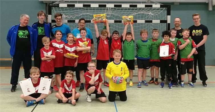 E-Jugend Turnverein Rengsdorf (rote Trikots) mit Trainerstab. Manuela Decker