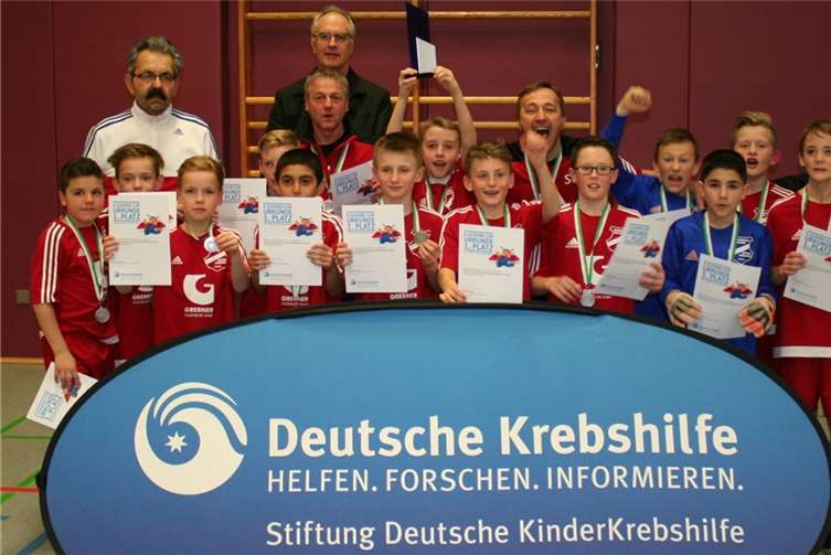 E-Junioren-Rheinlandmeister Sportfreunde Eisbachtal mit Verbandsjugendleiter Peter Lipkowski (rechts) und dem stellvertretenden Vorsitzenden des Verbandsjugendausschusses, Helmut Hohl. privat