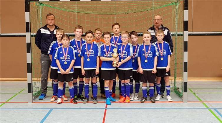 E-Junioren SGL Heimersheim mit dem Siegerpokal des Wahl-Hallencup.privat