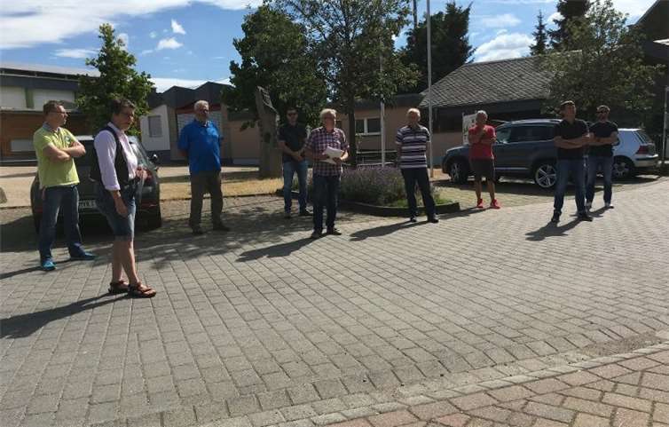 E-Ladesäule für PKW und Fahrräder, der erhöhte Durchgangsverkehr in der Raiffeisenstraße und so einiges mehr, waren Themen der Ortsbegehung. Foto: privat