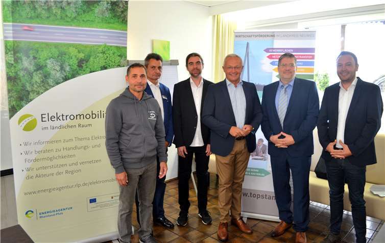 E-Mobilität ist ganz klar auf dem Vormarsch. Das wurde auch beim jüngsten Unternehmerfrühstück, welches von der Wirtschaftsförderung im Landkreis Neuwied organisiert wurde, deutlich. Das Foto zeigt Landrat Achim Hallerbach mit den Referenten. (v.r.n.l.): David Meurer, SWN Neuwied, Jörg Hohenadl, WFG NR, Landrat Achim Hallerbach, Dr. Dominik Böckling, Energieagentur Rheinland-Pfalz GmbH, Thomas Kotowski, Paul Nutzfahrzeuge GmbH, Daniel Walther, Streetscooter GmbH.