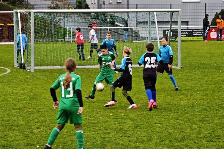 E1 kämpft sich durch Regen und Sturm