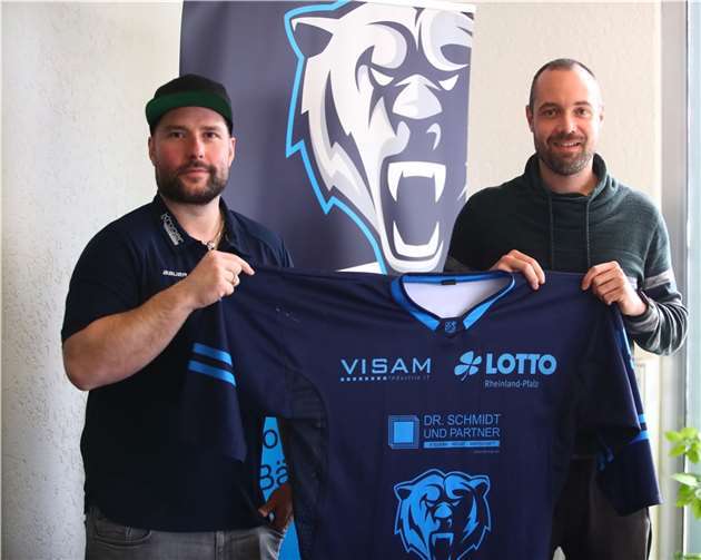 EHC-Manager Carsten Billigmann (li.) stellte Torhüter Jan Guryca als ersten Neuzugang für die Saison 2022/23 vor. Quelle: EHC „Die Bären“ 2016