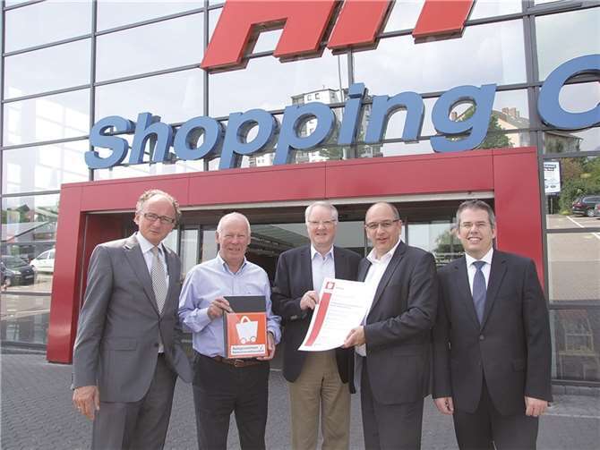 EHV-Hauptgeschäftsführer Winfried Röther überreichte die Auszeichnung gemeinsam mit Oberbürgermeister Achim Hütten und Wirtschaftsförderer Christian Heller an Hit Geschäftsführer Karl-Heinz Giehl und dessen Vorgänger Walter Heusel.WAMFO.DE