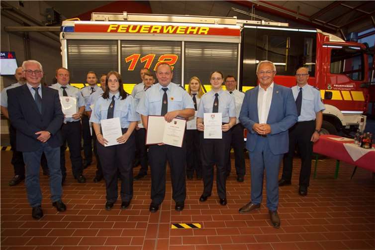 EIn Teil der Beförderten und Geehrten.Foto: Feuerwehr VG Puderbach