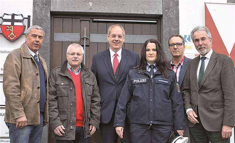 EKHK Lothar Regolinski (Leiter der PI Linz), PHK Karl-Heinz Weinberg (der bald ehemalige Bezirksbeamte der Stadt Linz), KD Gregor Gerhardt (Leiter der PD Neuwied), PK’in Yvonne Schumacher, PHK Thomas Hecking(Vorsitzender des ÖPR bei der PD Neuwied und Dr. Hans Georg Faust (Stadtbürgermeister) (v.l.).privat