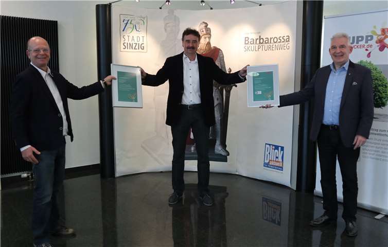 EON-Kundenberater Michael Unger (Bild-Mitte) übergibt die Zertifikate an die beiden Geschäftsführer, Hermann Krupp (links) für den KRUPP VERLAG und Peter Krupp (rechts) für KRUPP DRUCK. Foto: Christian Fiala