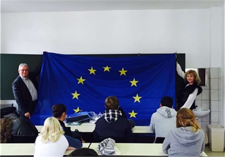 EU-Abgeordneter Dr. Langen zu Gast war auf Einladung der Mayener Rechtsanwältin und Dozentin Marina Stieldorf im Medizinisch-technischen Bildungszentrum Koblenz. Nach seinem Referat überreichte Dr. Langen der Schule eine Fahne der Europäischen Union als Gastgeschenk. Privat