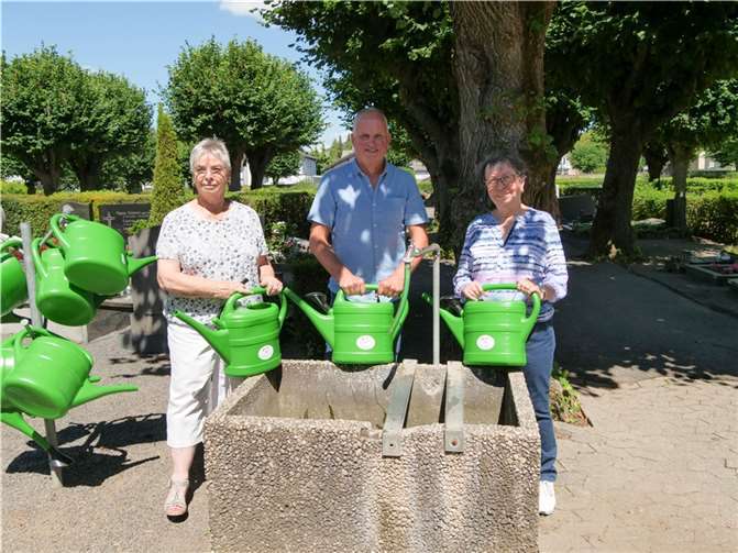 EVH-Vorsitzende Marita Krämer (r.), EVH-Vorstandsmitglied Sieglinde Anhäuser (l.) und Thomas Riehl von den Servicebetrieben Neuwied verteilten die Gießkannen auf dem Friedhofsgelände. Quelle: SBN