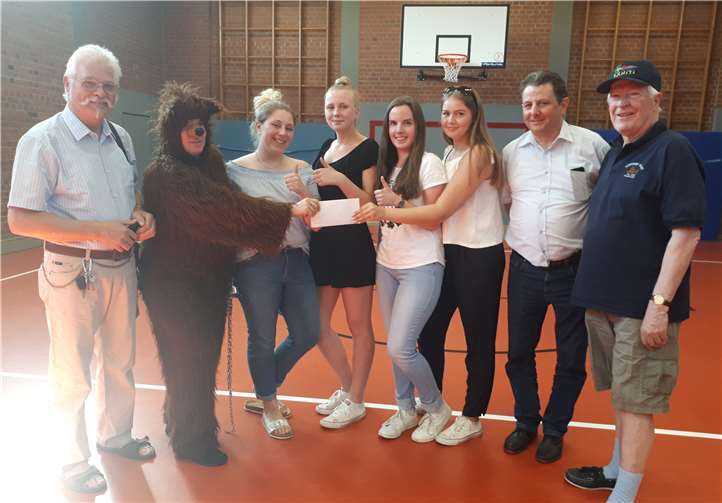 Eazebär, Organisatoren und Tanzgruppe.