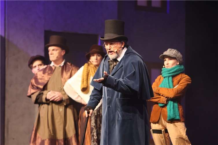Ebenezer Scrooge, ein reicher, aber geiziger alter Mann, hat nichts für das bevorstehende Weihnachtsfest übrig.  Quelle: Whynot.events