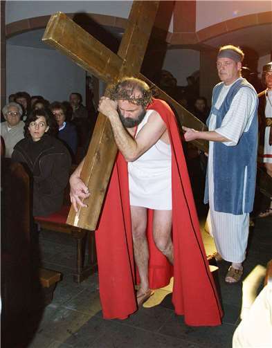 Ebenfalls am 13 März 2004 fand diese Szene statt, in der Josef von Arimatäa Jesus hilft, das Kreuz tragen.