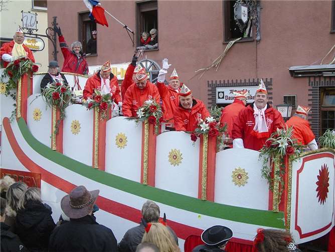 Ebenfalls ein Hingucker war der Prunkwagen der KG-Senatoren mit ihrem Ehrengast Jacky Güttes.