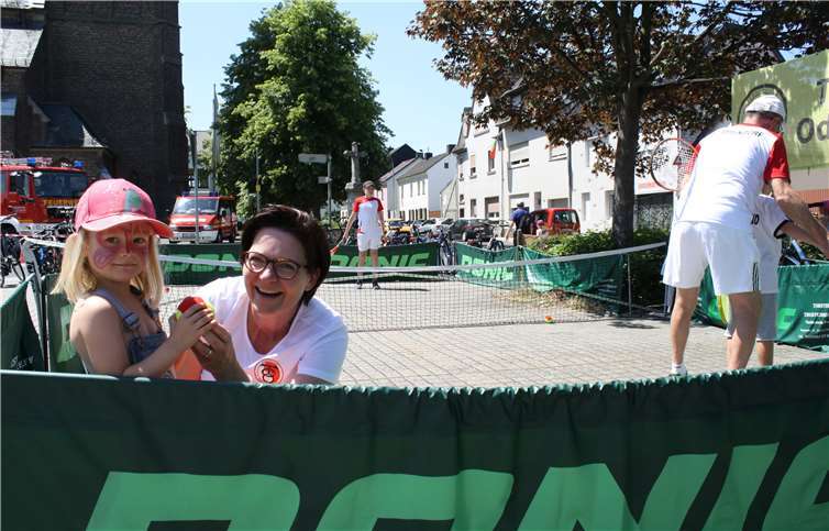 Ebenfalls ein Kindermagnet - der Mini-Tennisplatz des TC Odendorf.