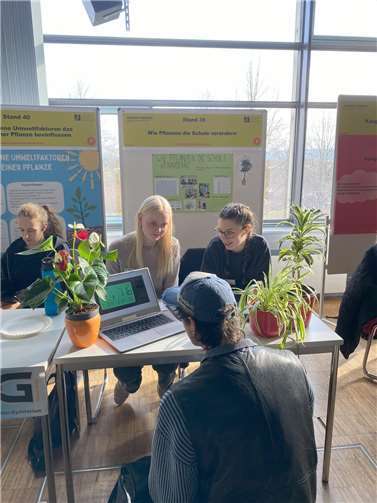 Ebenfalls einen 2. Preis im Fachgebiet Biologie erhielten Jana Gummersbach und Julia Hafner für ihre Arbeit „Wie Pflanzen die Schule verändern“.