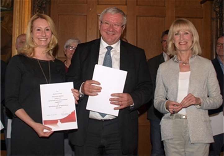 Ebenfalls mit der Sport-Ehrennadel ausgezeichnet wurde „EX-Confluentia“ Daniela Urmetzer (l.), die sich bereits seit 19 Jahren als Trainerin/Übungsleiterin der Tanzgruppen und als Vorstandsmitglied bei der Narrenzunft Gelb-Rot Koblenz engagiert. Oberbürgermeister Joachim Hofmann-Göttig und Bürgermeisterin Marie-Theres Hammes-Rosenstein gratulierten dazu. (v.l.)