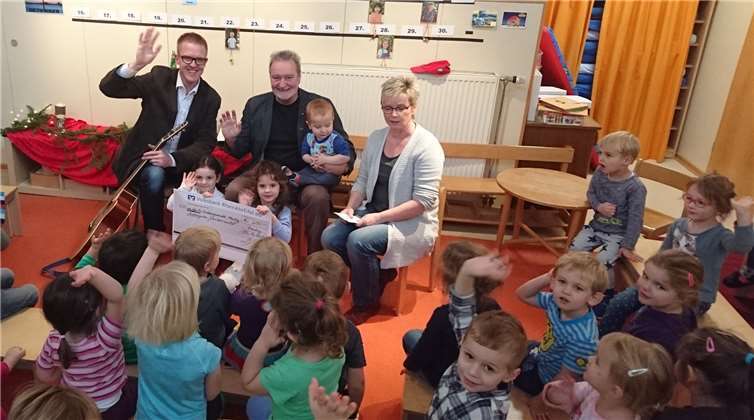 Ebenfalls mit einem Lied begrüßten die Kinder im städtischen Kindergarten „Zauberwald“ Pfarrer Beetschen und Jörg Wienpahl. Erzieherin Heike Langenhahn nahm den Scheck gemeinsam mit einigen Kindern entgegen. Wie in allen Kindertagesstätten, freuten sich Leiterin, Mitarbeiterinnen und Kinder auch hier über diese kleine Gabe zusätzlich zum Etat.