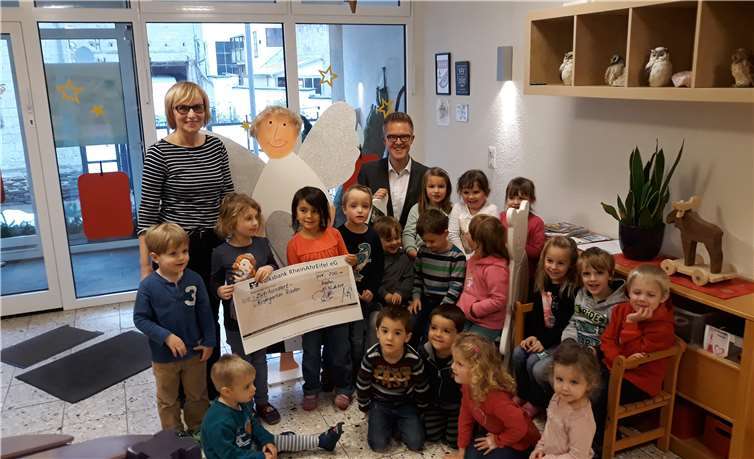 Ebenfalls mit einem Lied begrüßten die Kinder in Rieden Pfarrer Beetschen und seine Begleitung. Frau Laux, Leiterin des kommunalen Kindergartens, nahm den Scheck gemeinsam mit einigen Kindern und dem Engel Fred entgegen. Wie in allen Kindertagesstätten, freuten sich Leiterin, Mitarbeiterinnen und Kinder auch hier über diese kleine Gabe zusätzlich zum Etat.