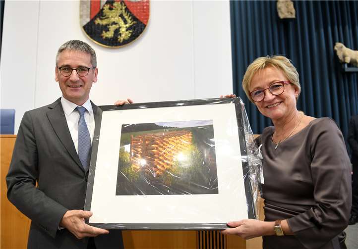 Ebenfalls mit einem kleinen Willkommensgeschenk begrüßte Landtagspräsident Hendrik Hering die neue Bürgerbeauftragte des Landes Rheinland-Pfalz, Barbara Schleicher-Rothmund.