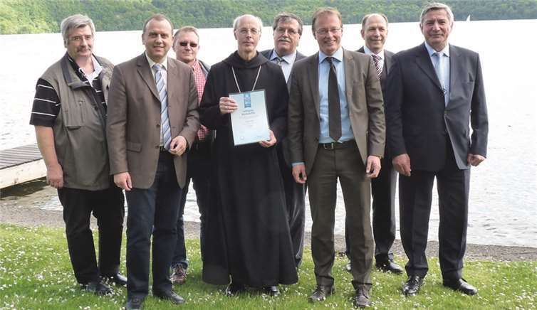 Ebenso wie Abt Benedikt Müntnich freuten sich Thomas Schäfer (Kaufm. Leiter Maria Laacher), Steffen Melzow (Seehotel-Direktor), VG-Bürgermeister Jörg Lempertz (Mendig), VG-Bürgermeister Klaus Bell (Pellenz), Gerd Paffhausen (Geschäftsführer der Camping Laacher See GmbH), VG-Bürgermeister Johannes Bell (Brohltal) und Gottfried Busch (Ortsbürgermeister Nickenich) über die tolle Auszeichnung.FRE