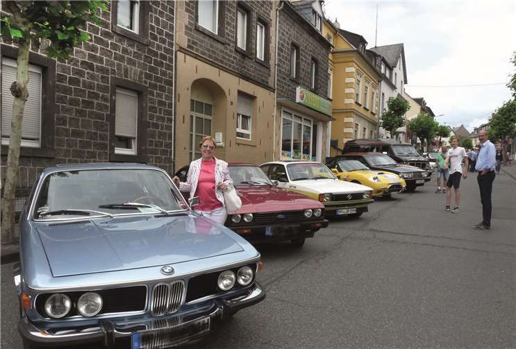 Ebenso wie auf dem Marktplatz waren auch in der Poststraße viele attraktive Oldtimer zu bewundern.