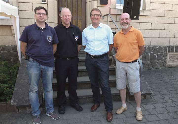 Ebenso wie der Wehrleiter Stephan Schüller und sein Stellvertreter Hermann Peter Heuft zeigten sich auch der 1. Beigeordnete der VG Mendig, Joachim Plitzko und der Volkesfelder Ortsbürgermeister Rudolf Wingender mit dem Verlauf der Übung zufrieden.