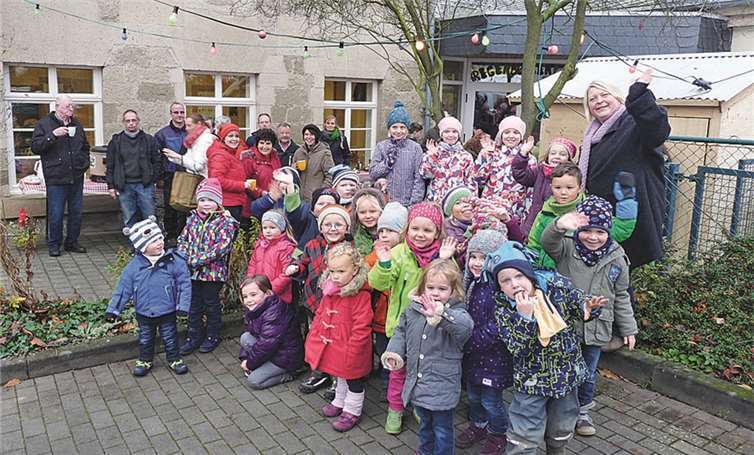 Ebenso wie die Kinder hatten auch die Erwachsenen ihren Spaß beim Adventsmarkt im „Regenbogenland“.