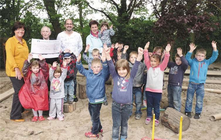 Ebenso wie die Leiterin des Thürer Kindergartens, Petra Wingender und die Kassiererin des Fördervereins, Ellen Brohl-Pauken freuten sich auch die Kinder über den Scheck der Freien Wählergruppe Krings.privat