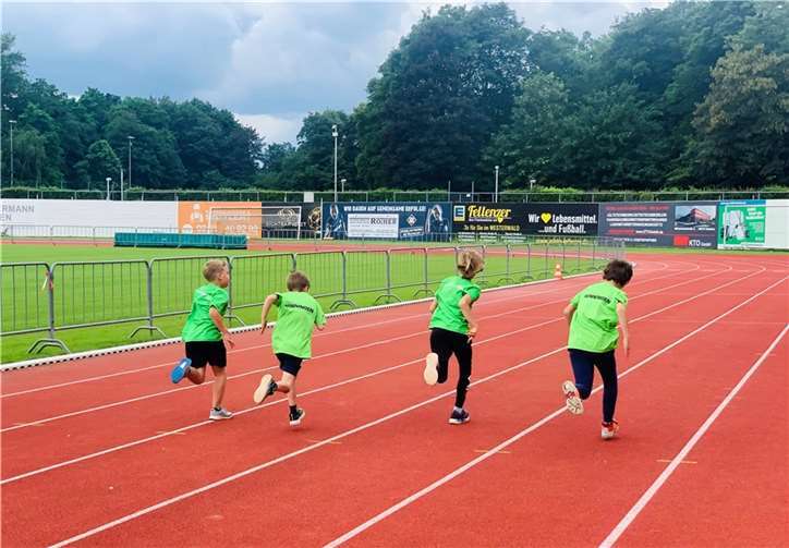 Ebenso wie die Mädchen und Jungs der Leichtathletik mit ihrem Trainer Dominik, die sich im Weitsprung, Weitwurf und Sprint mit anderen Vereinen messen konnten.